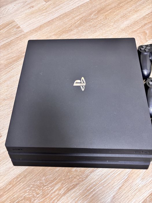 PS 4 PRO 1TB + 3 controlere + suport si incarcator + baterie