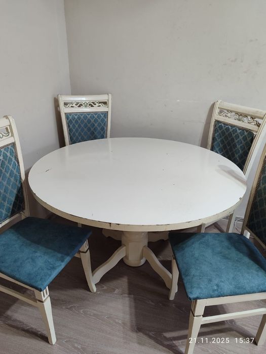 Стол со стульями