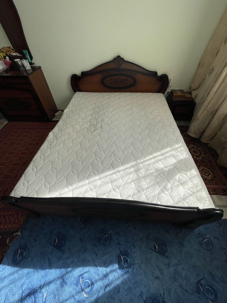 Продам кровать б/у с матрасом