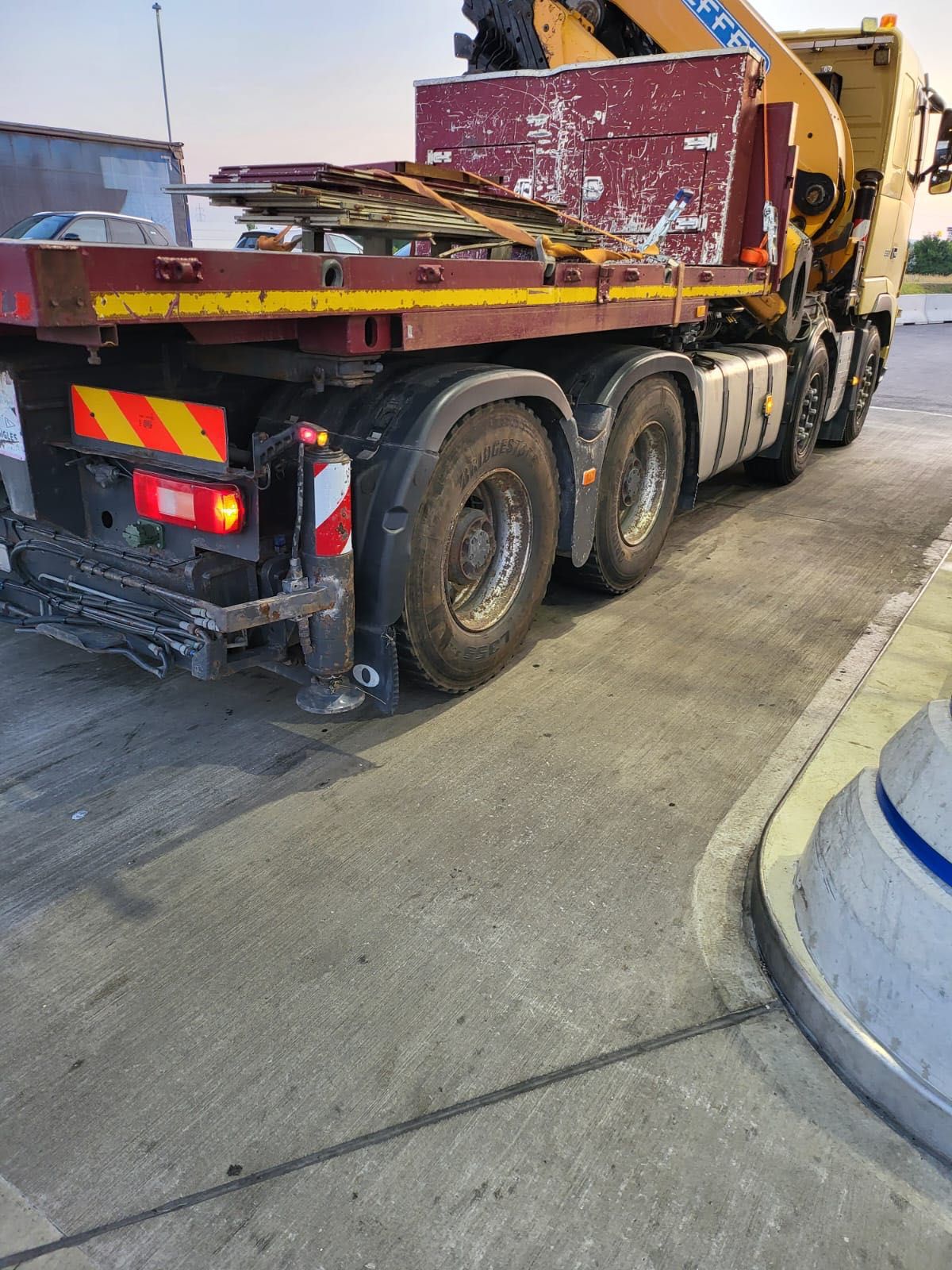 Volvo FH16 8X4 cu MACARA EFFER 850 cap tractor