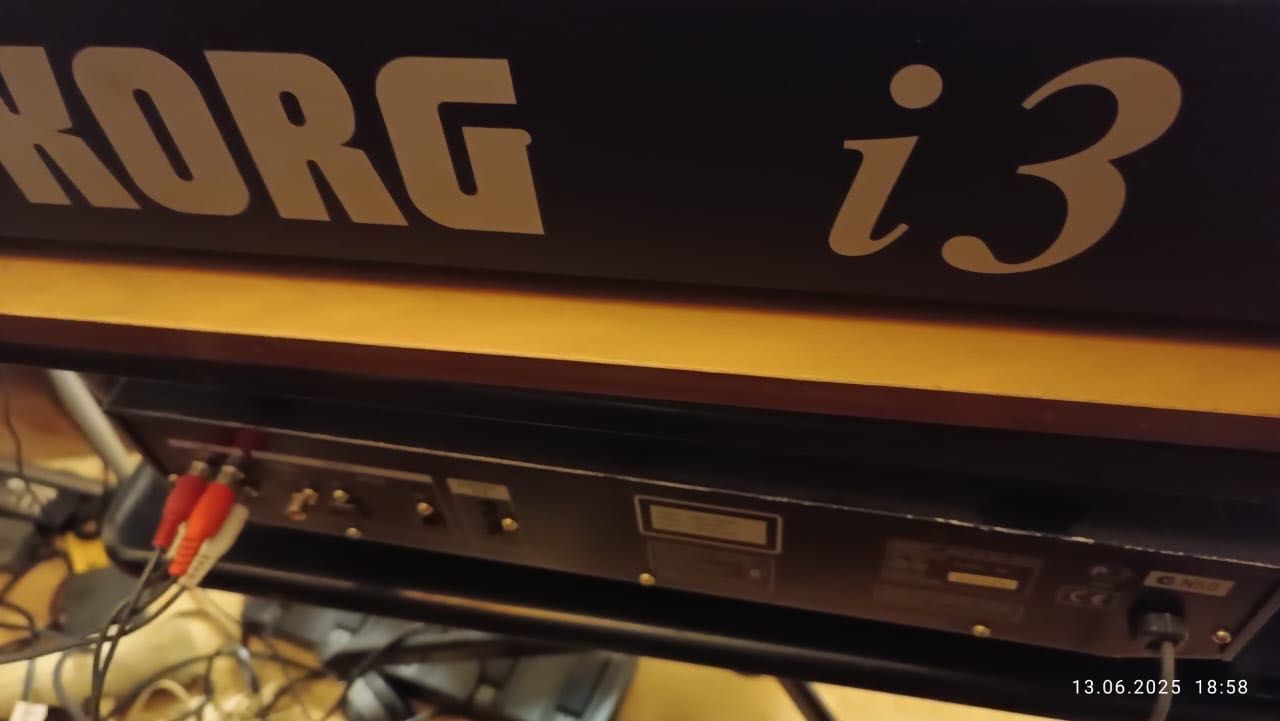 Синтезатор Korg i3