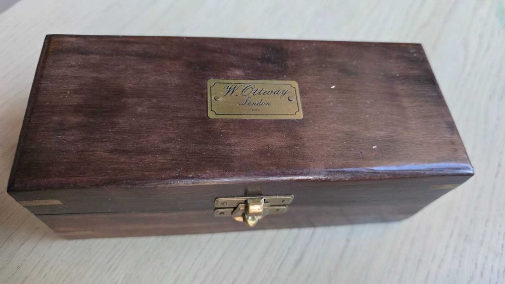 Монокъл / Бинокъл в облицована дървена кутия