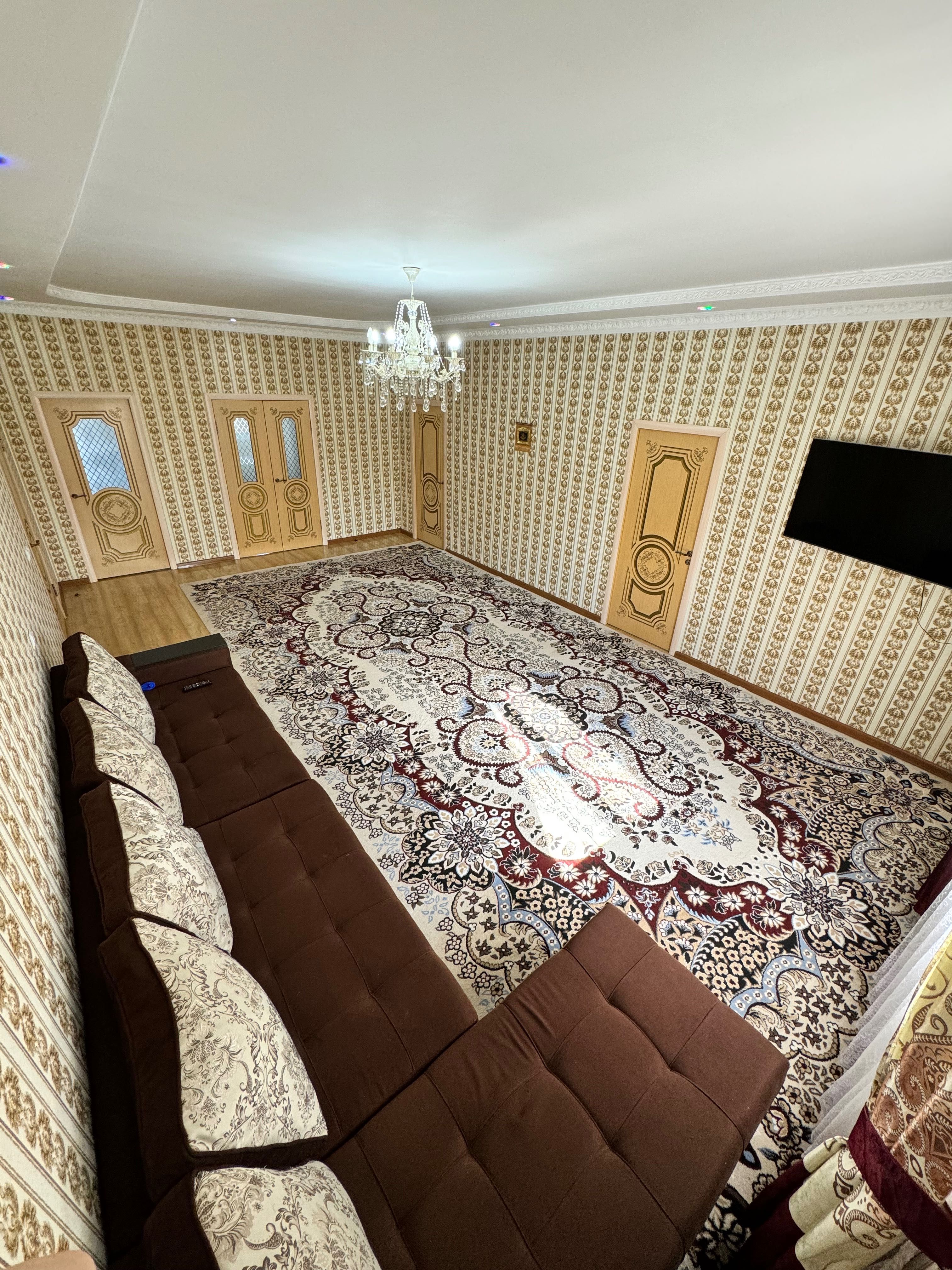 Стол 5 м, орындық 22 шт, залдың гарнитуры