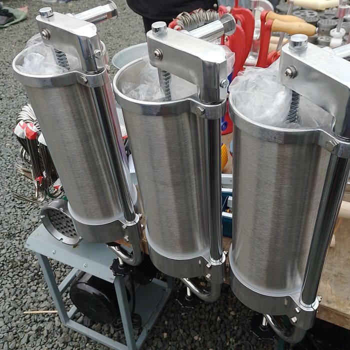 Mașina de făcut carnati(Carnatar) de 3 -5 kg inox