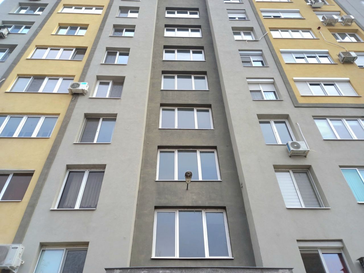 Продава се Четиристаен апартамент в Пазарджик, Център - 98 кв.м за 1026 €/кв.м - Снимка #1