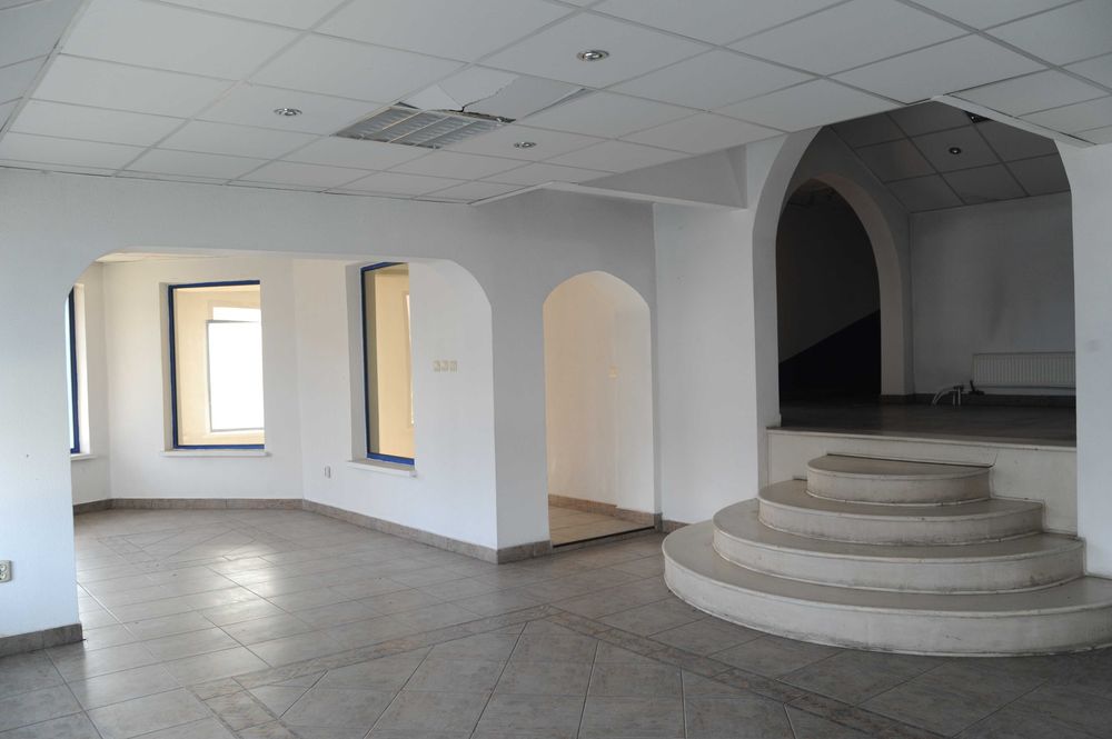 Inchiriere cladire spatiu comercial+hale