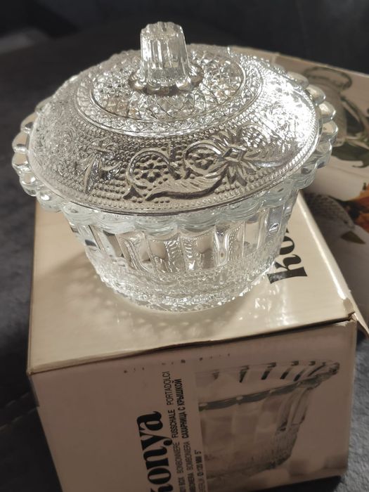 Продам сахарницу с крышкой.