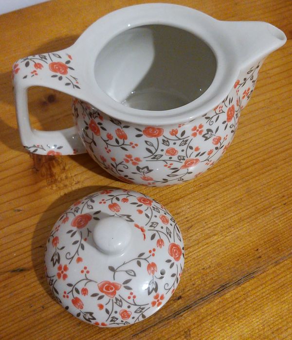 Set cosmetice cu geanta & Cana ceai cu trandafiri NOU