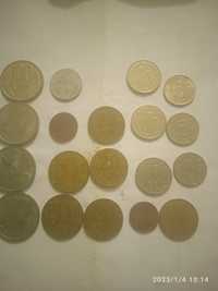 Vând 19 monede , numismat și 2 butoane cu terezaice