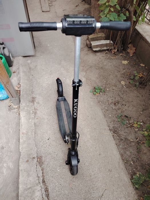 Vand trotineta electrica Kugoo foarte intretinuta