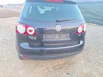 Bara spate VW Golf 5 Plus neagra cu senzorii de parcare.