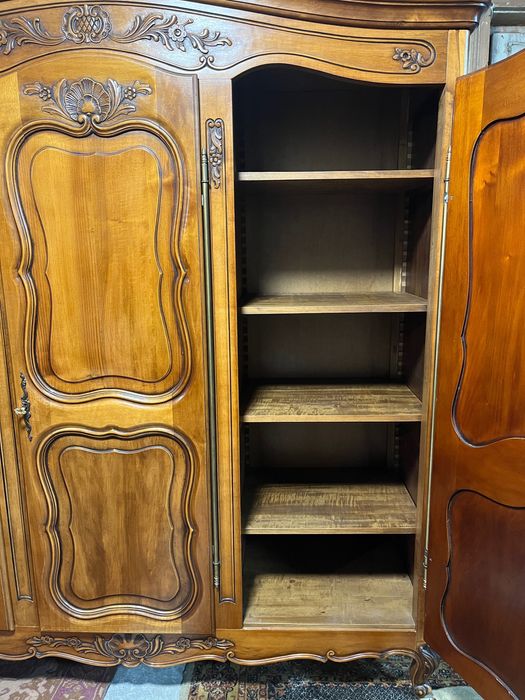 Масивен старинен гардероб