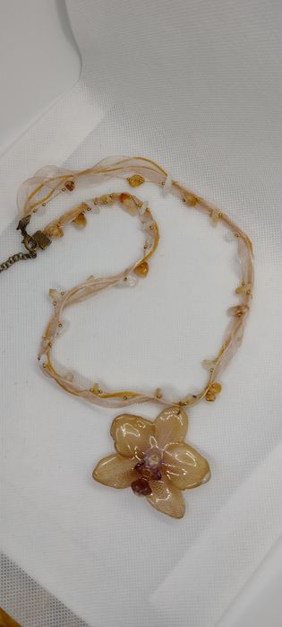 Колие с естествен цвят на орхидея.  Дължината е максимално 30 см