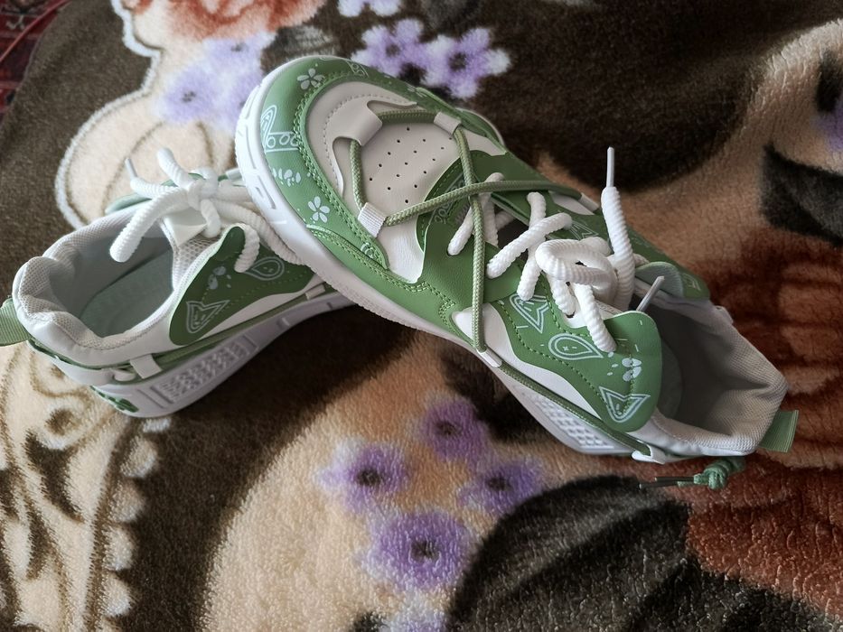 Кроссовки для мужчин и женщин.