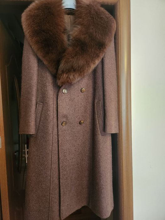 Palton din stofă cu blana la gât