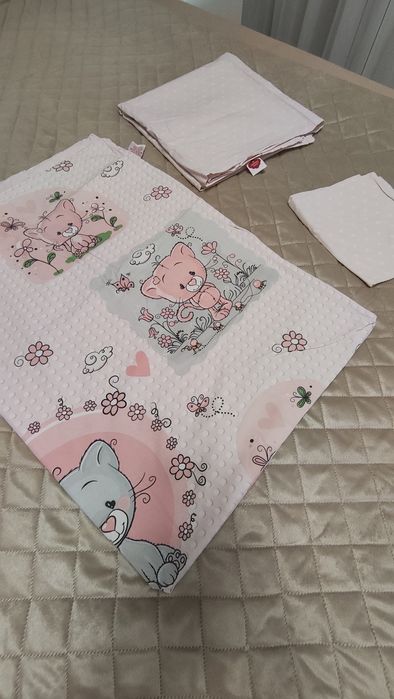 Бебешки комлект чаршафи 2 бр  и олекотена завивка за бебешко креватче