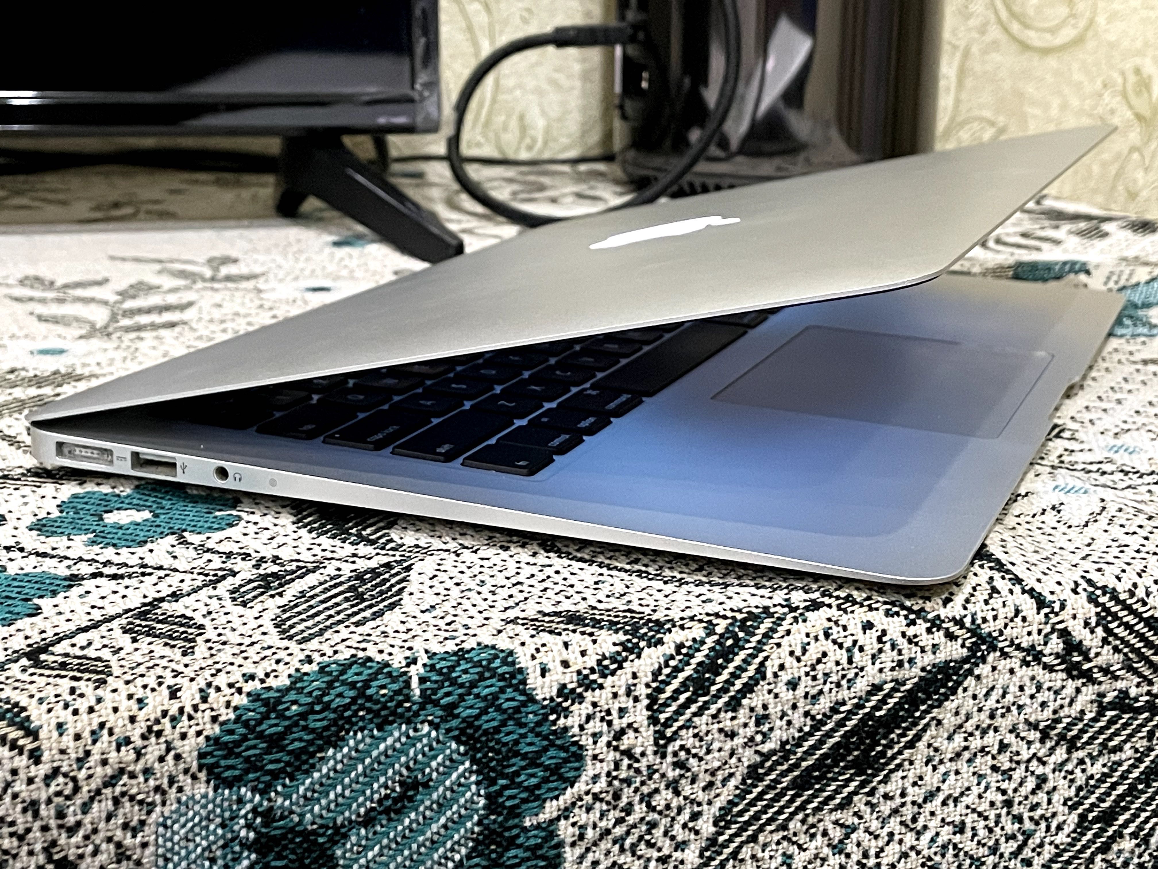 MacBook Air 13inch intel core I5