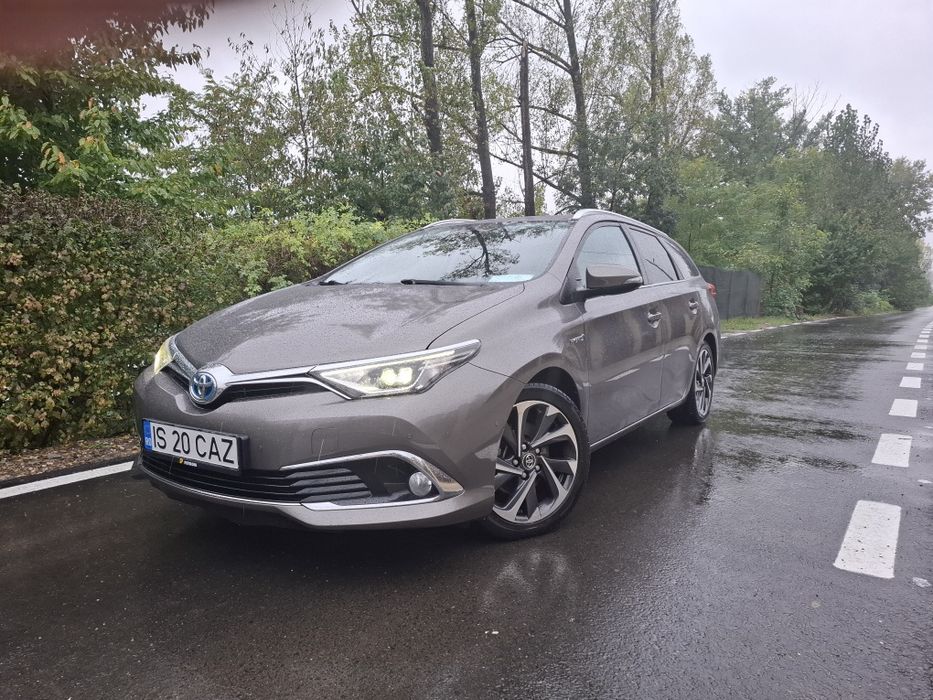 Vând toyota auris  hybrid 2017