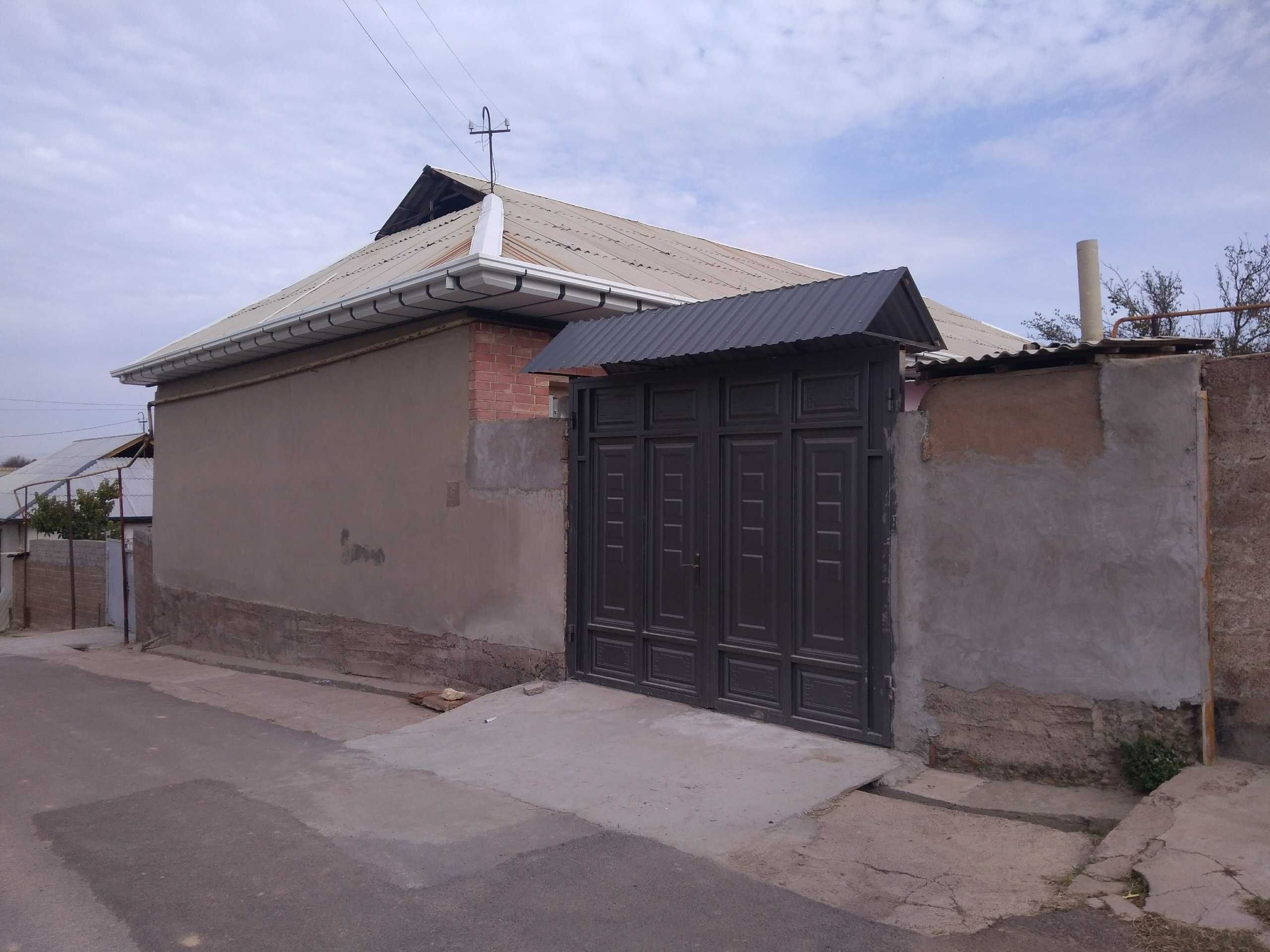 Срочно продается дом c участков в 7 соток в городе Алмалык...