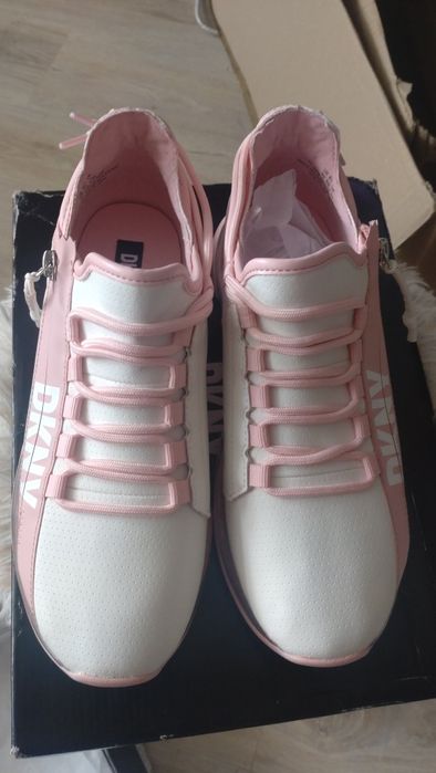 Страхотни бели маратонки DKNY