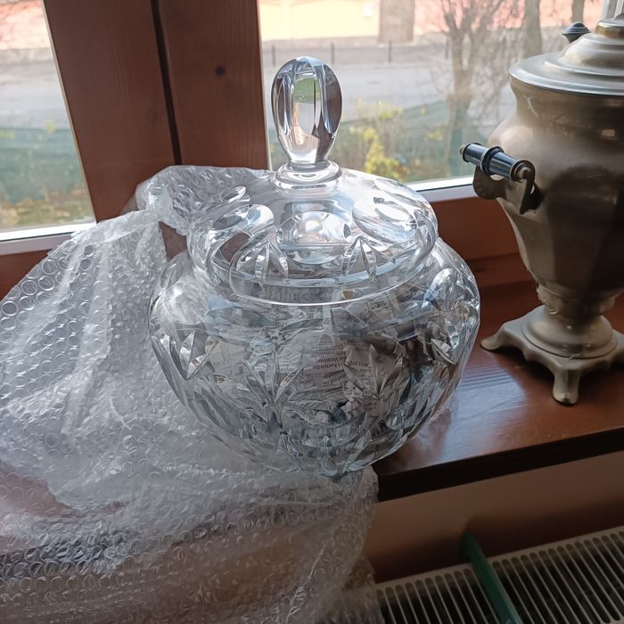 Vas din cristal cu sase cani pentru punch sau vin fiert.