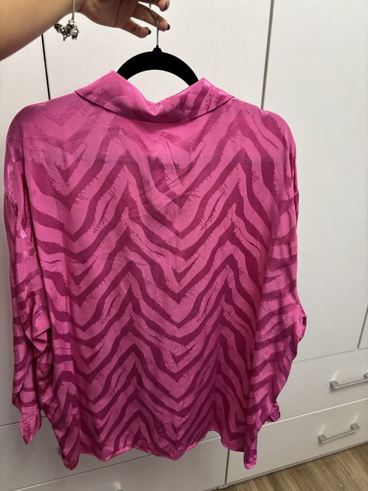 Различни видове дамски ризи.