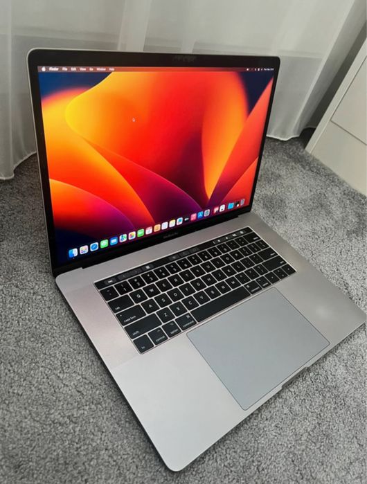 MacBook Pro 15" i7 3.1GHz 16GB SSD 1TB Radeon Pro / Touch Bar