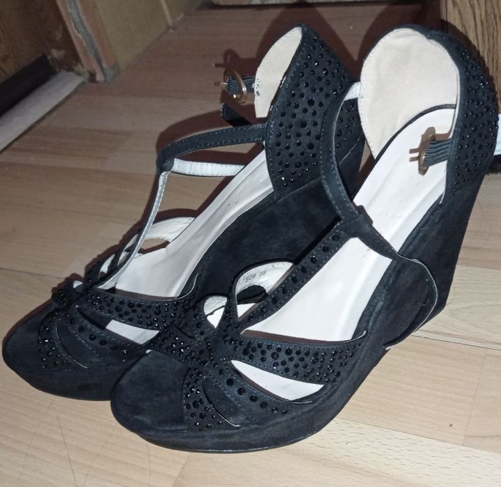 Pantofi cu toc moderni