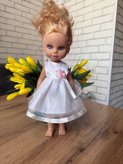Говорящая кукла в нарядном белом платье — отличный подарок для девочки