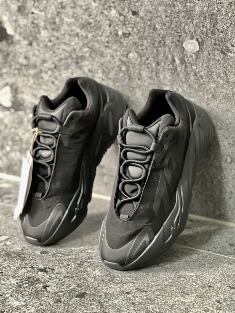 Adidasi Adidas Yeezy 700 triple Black