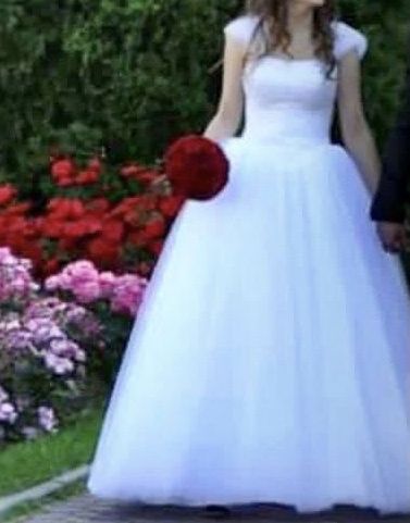 Vand rochie de mireasa impecabila! Model printesa