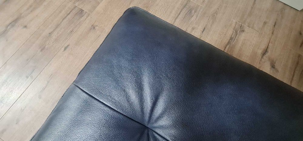 Синя кожена табуретка