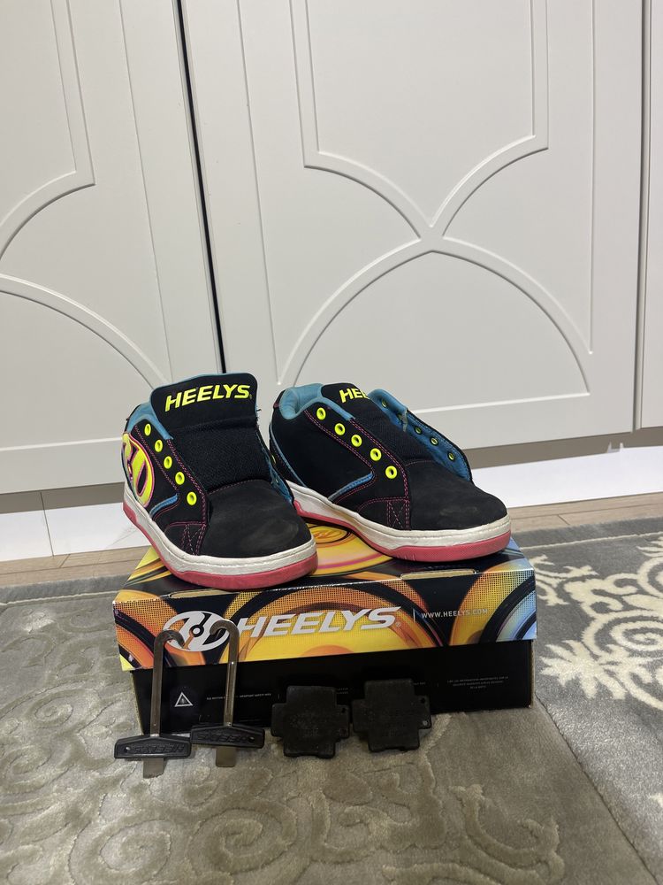 Кроссовки с роликами HEELYS