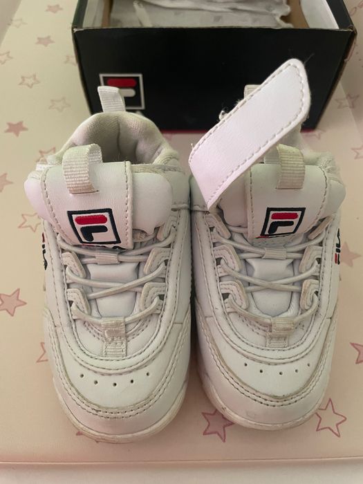 Детски бели кецове фила