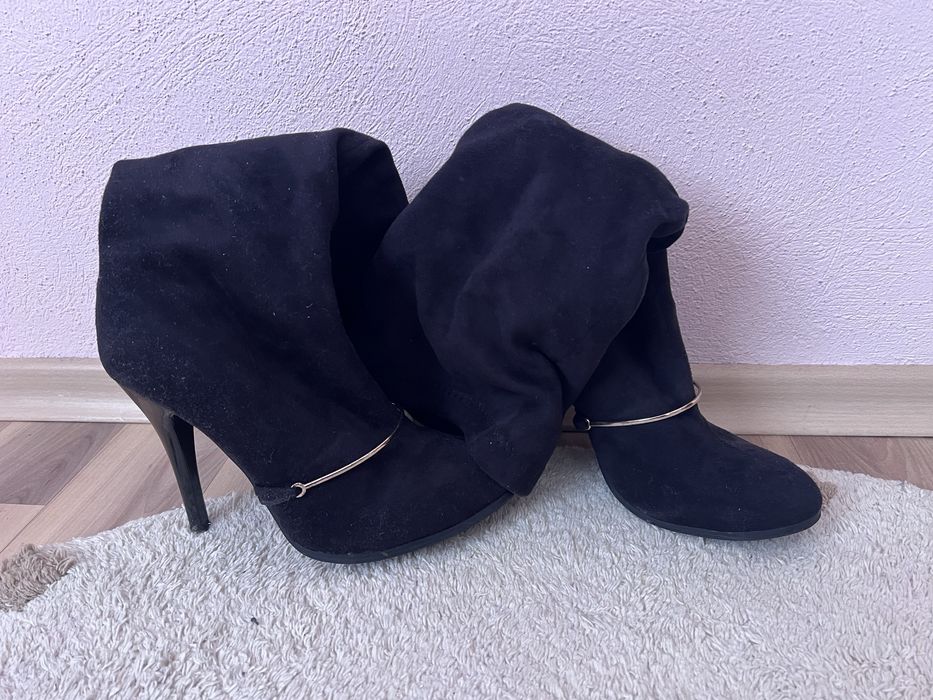 Дамски велурени ботуши на висок ток
