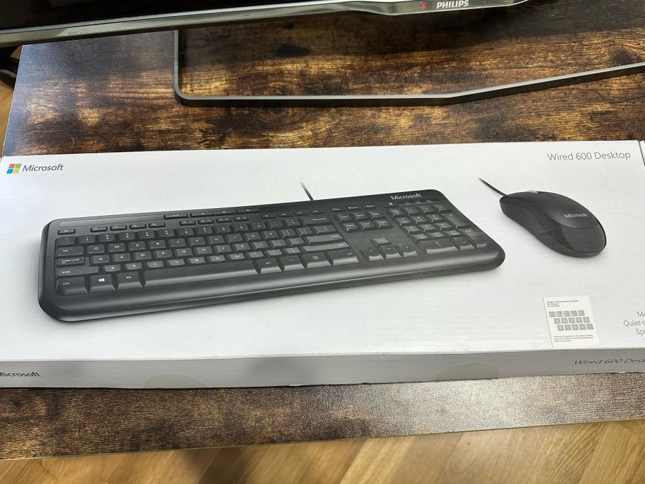 Pret final Kit tastatura + mouse Microsoft 600 
Cu cablu USB