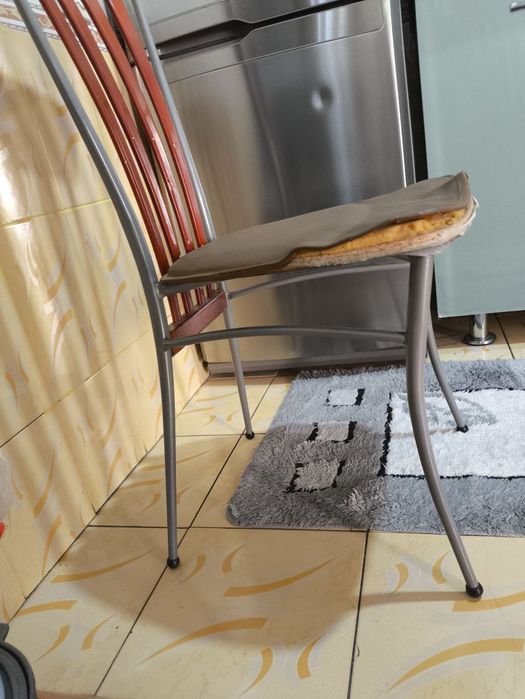 Два крепких.  стула