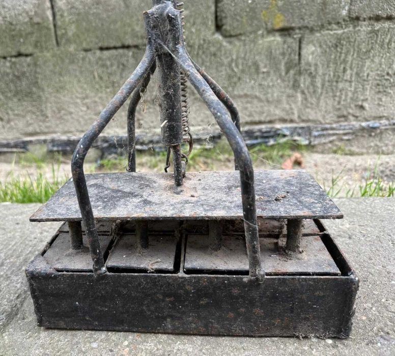 Presă Manuală Metalică (8 Cuburi) pentru Răsaduri