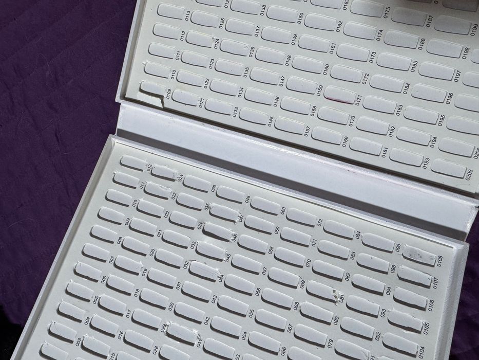 Мострена книга за нокти