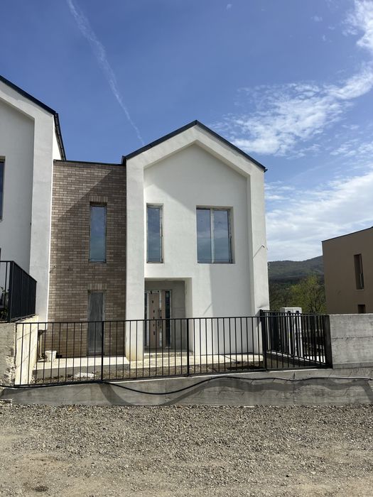 Casa cuplata zona semi centrala cu teren 270mp