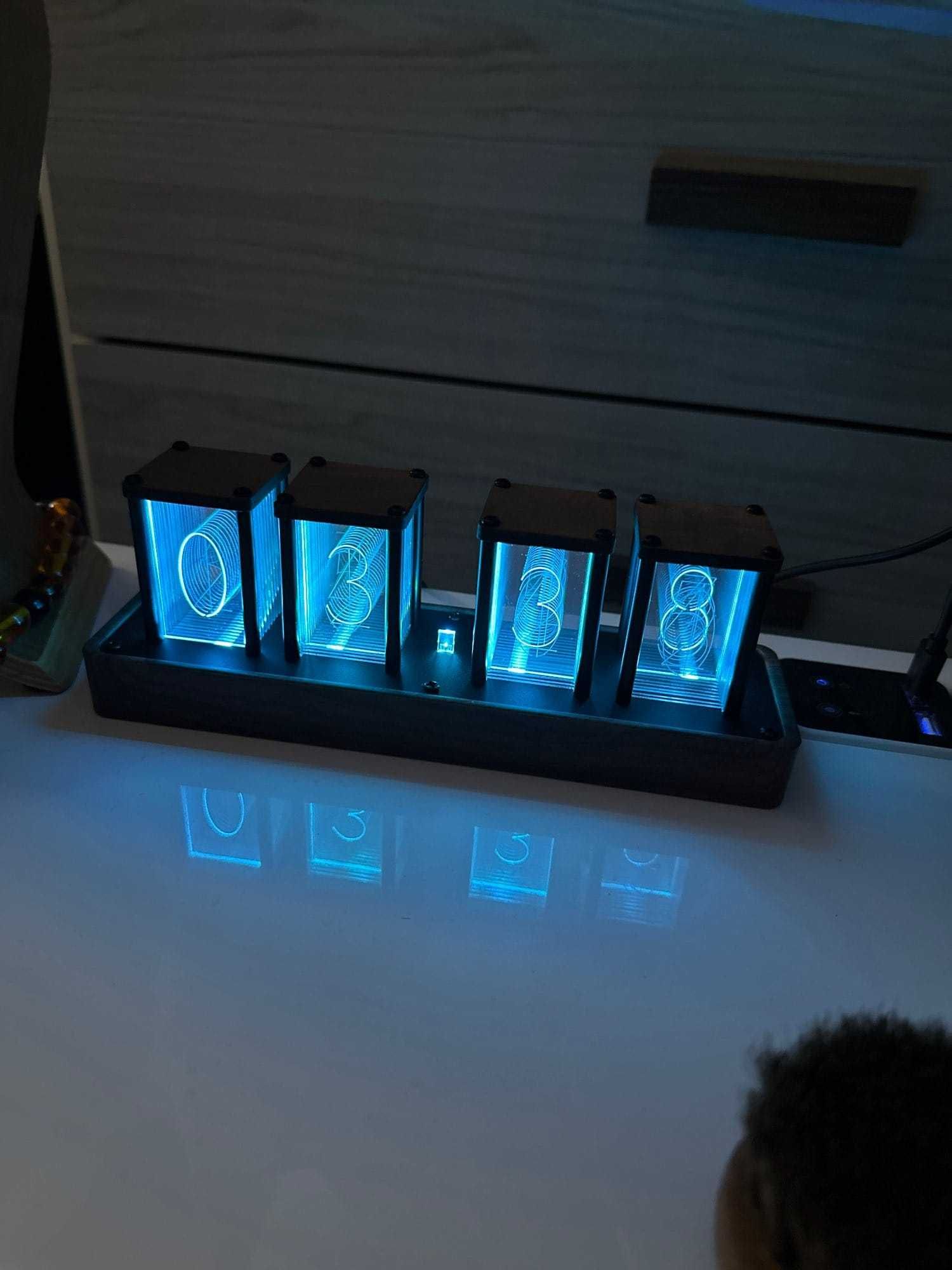 Ceas de birou cu carcasa din lemn de nuc, led RGB, WiFi, customizabil