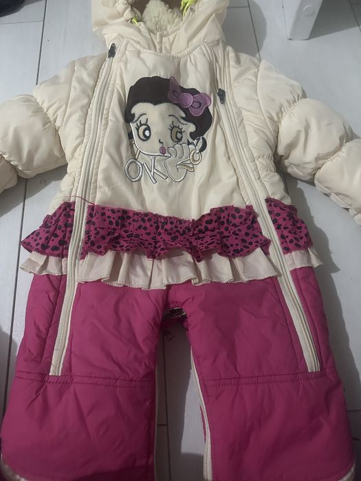 Зимний комбинезон на девочку с рождения до 6 месяцев примерно