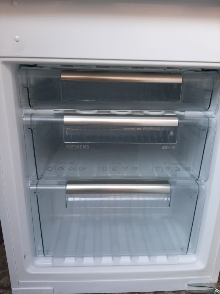 Хладилник с фризер за пълно вграждане 177см