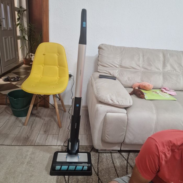 Aspirator vertical Cecotec FreeGo Wash