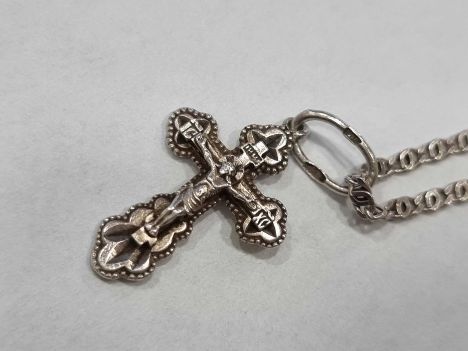 Сребърен синджир с кръст