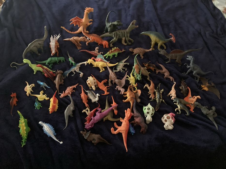Lot mare de 64 dinozauri