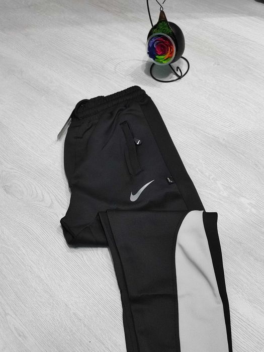 Pantaloni bărbați Nike