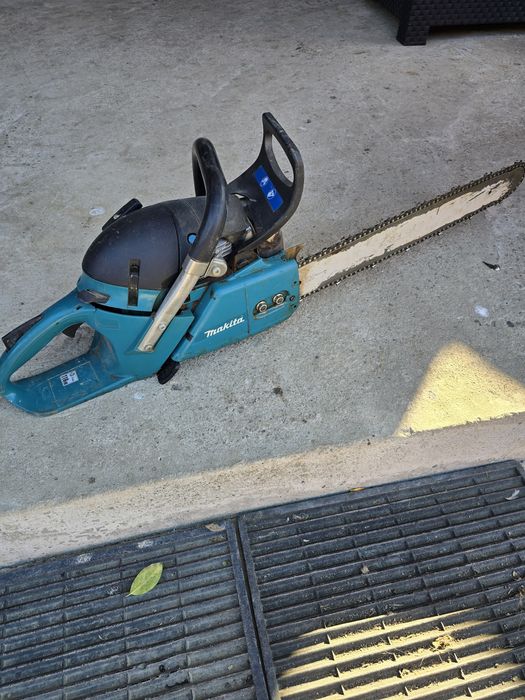 Vând drujba makita dcs6401