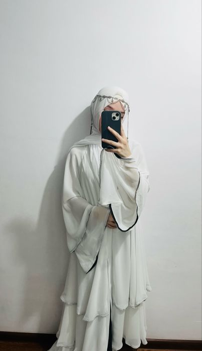 Красивая белая абая со стразами