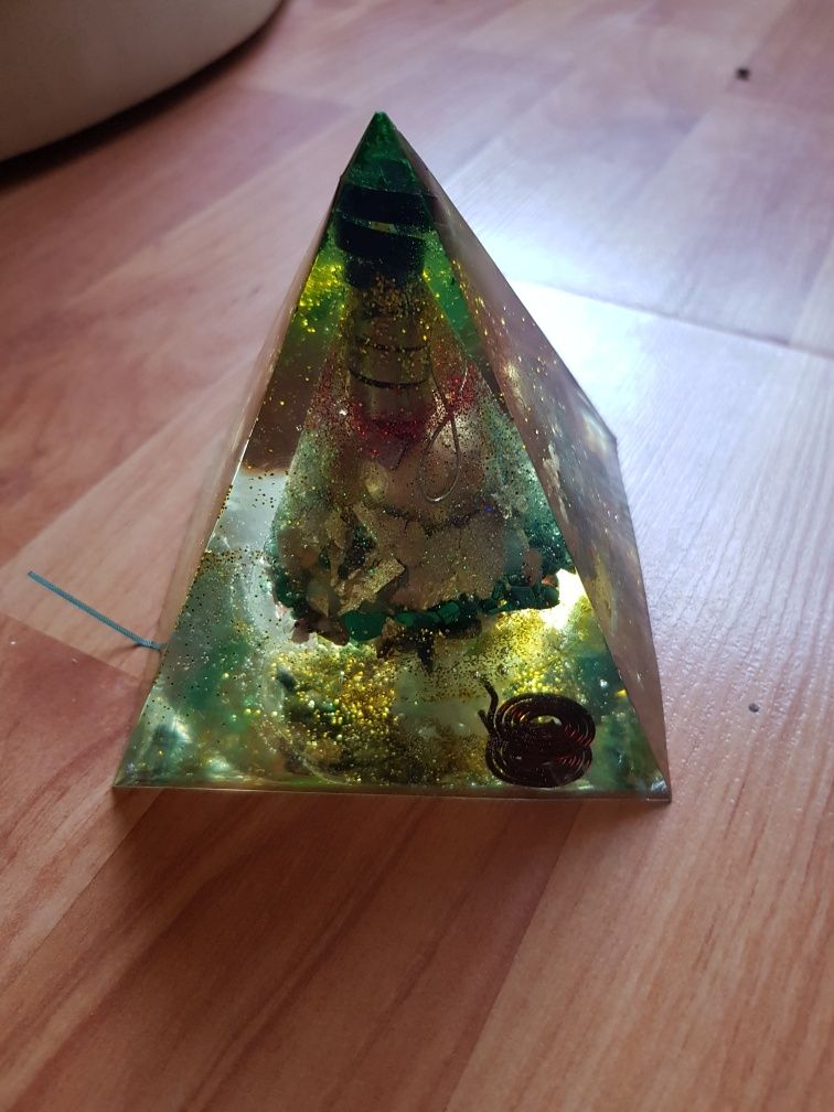 Piramida orgon, mărul de aur ( abundenta), 11cm x 10 cm handmade